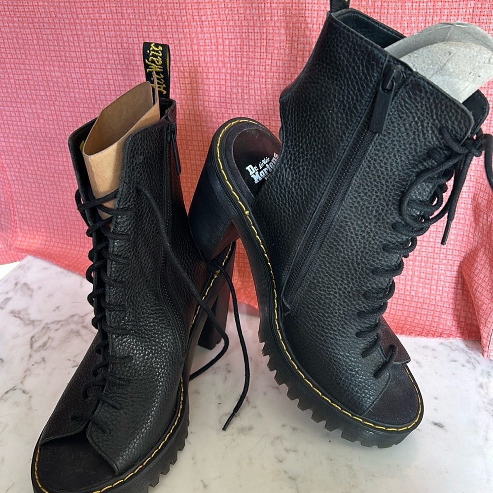 8 large lace and zipper booties in nice condition black leather.